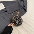 Mini borsa sferica in ecopelliccia leopardata grigia con manico ad anello in metallo oro - Nero