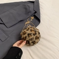 Mini borsa rotonda in peluche leopardato con manico ad anello con strass e catena - Marrone