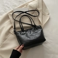 Retro schwarze Damen Handtasche aus Leder mit Buchstabenprägung und Umhängeriemen - Schwarz (Ohne Anhänger)