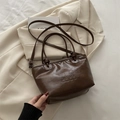Dunkelbraune Handtasche aus Kunstleder mit geprägten Buchstaben und Knotengriff - Kaffee (Ohne Anhänger)