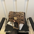 Schicke Schultertasche mit Leopardenmuster, goldener Kette und Quadrat-Drehverschluss - Dunkelbraun