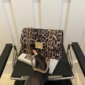 Schultertasche mit Leopardenmuster, goldener Kette und metallischem Viereckverschluss - Kaffeebraun