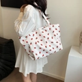 Bolso tote de nailon blanco con estampado de fresas en modelo para uso diario casual - Fresa