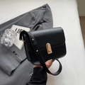 Bolso bandolera negro minimalista con cierre metálico dorado y correa ancha - Negro