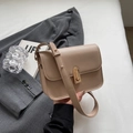 Bolso bandolera cuadrado minimalista beige con hebilla dorada y correa - Caqui