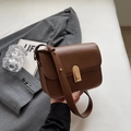 Bolso bandolera cuadrado de cuero marrón con cierre dorado y correa ajustable - café
