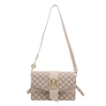 Elegante bolso bandolera beige con estampado de monograma y hebilla metálica dorada M - Blanco