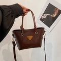 Bolso cubo retro marrón oscuro con logotipo de metal y asa con diseño de nudo - Marrón