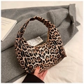 Detalle de bolso hobo con estampado de leopardo y cremallera metálica sobre abrigo de lana gris - Caqui