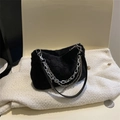 Schicke schwarze Kunstpelz-Tasche mit stilvollen mehrlagigen silbernen Metallketten - Schwarz
