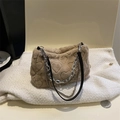 Damen Plüschhandtasche in Apricot mit Herzprägung und silbernem Kettenriemen - Khaki