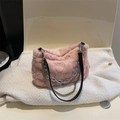Rosa Plüschtasche mit Herzprägung, schwarzem Lederriemen und silberner Kette - Rosa