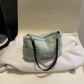Mintgrüne Plüschtasche mit Herzprägung und dekorativen Silberketten für Damen - Grün