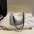 Sac à épaule blanc en fausse fourrure avec motif cœurs gaufrés et chaînes argentées - Blanc