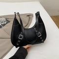 Modische schwarze Hobo-Tasche in Halbmondform mit silbernen Schnallen und glattem Leder - Schwarz