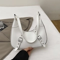Weiße Hobo-Tasche in Halbmondform aus strukturiertem Kunstleder mit Vintage-Schnallen - Weiß
