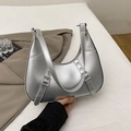 Silberne Hobo-Schultertasche mit Schnallenriemen und minimalistischem Halbmond-Design - Silber