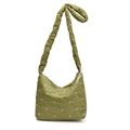 Borsa tote trapuntata verde oliva con ricamo a fiocco bianco e tracolla imbottita - Verde