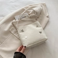 Bolso de hombro blanco con efecto mármol, mariposas plateadas y correa con nudos fijos - Blanco