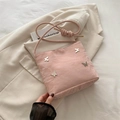 Bolso de hombro rosa pálido con mariposas metálicas y tela plisada con textura - Rosa