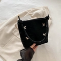 Bolso de hombro en terciopelo negro con dijes de mariposas plateadas y asas anudadas - Negro