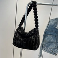Borsa tote in pelliccia sintetica nera con strisce verticali e tracolla a sfere morbide - Nero