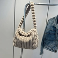 Borsa tote in ecopelliccia beige con trapuntatura e tracolla in morbide palline - Grigio