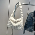 Borsa tote in ecopelliccia bianca con strisce e tracolla a bolle di peluche - Bianco