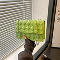 Sac bandoulière matelassé chic en vert néon avec bandoulière en chaîne argentée - Vert