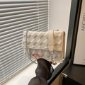 Petit sac bandoulière crème avec motif matelassé 3D et élégante bandoulière en chaîne - Blanc