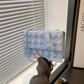 Sac bandoulière bleu clair matelassé avec chaîne en métal argenté et motif diamant 3D chic - Bleu