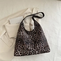 Borsa tote leopardata alla moda con design hobo spazioso ideale per uso quotidiano - Marrone