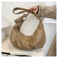 Donker kaki geplooide hobo tas met geknoopte schouderband en leer met lychee nerf - Bruin