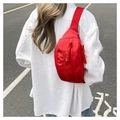Marsupio sportivo rosso in nylon con logo a rilievo e tracolla regolabile - Rosso