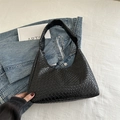 Elegante bolso hobo de cuero trenzado negro con una moderna forma de media luna - Negro