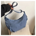 Détail du sac croissant bleu brume avec bandoulière large et tirette de zip tissée - Bleu