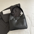 Grande borsa tote nera intrecciata con ampia tracolla in un design minimalista elegante - Nero