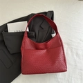 Borsa hobo intrecciata rosso scuro a forma di mezzaluna con ampia tracolla - Rosso