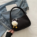 Bolso de hombro minimalista de nailon negro con un adorable colgante de peluche blanco - Negro