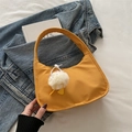 Bolso de mano amarillo minimalista en forma de media luna con un lindo peluche blanco - Amarillo