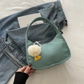 Bolso de hombro verde menta tipo media luna con un tierno colgante de pato blanco - Verde