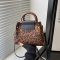 Borsa tote vintage leopardata con manici marroni e patta in pelle nera di moda - Marrone