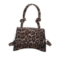 Bolso con estampado de leopardo, base curvada y asa con nudo con correa ajustable - Marrón
