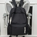 Mochila negra minimalista de nailon con tiradores de cuerda blanca sobre silla oficina - Negro