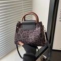 Borsa a mano leopardata grigio scuro con manico rotondo e tracolla sottile in pelle - Nero