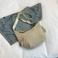 Borsa tote in nylon beige con tracolla regolabile e dettagli della cerniera intrecciati - Bianco