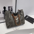 Grijze canvas shopper met bruine leren handvatten en een decoratieve witte parelketting - Zwart zonder Hanger