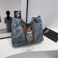 Blauwe denim shopper met bruine lederen handvatten, zilveren ketting en parel details - Blauw Zonder Bedeltje