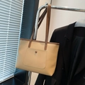 Bolso tote minimalista crema con correas marrones y bolsillo con botón para el trabajo - Caqui