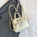 Mini zaino in pelle PU crema con fibbia a farfalla argentata e cordoncino con perline - Bianco